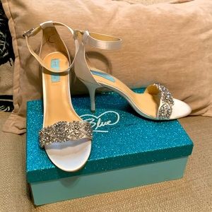 NIB Betsey Johnson Juno satin sandals size 10